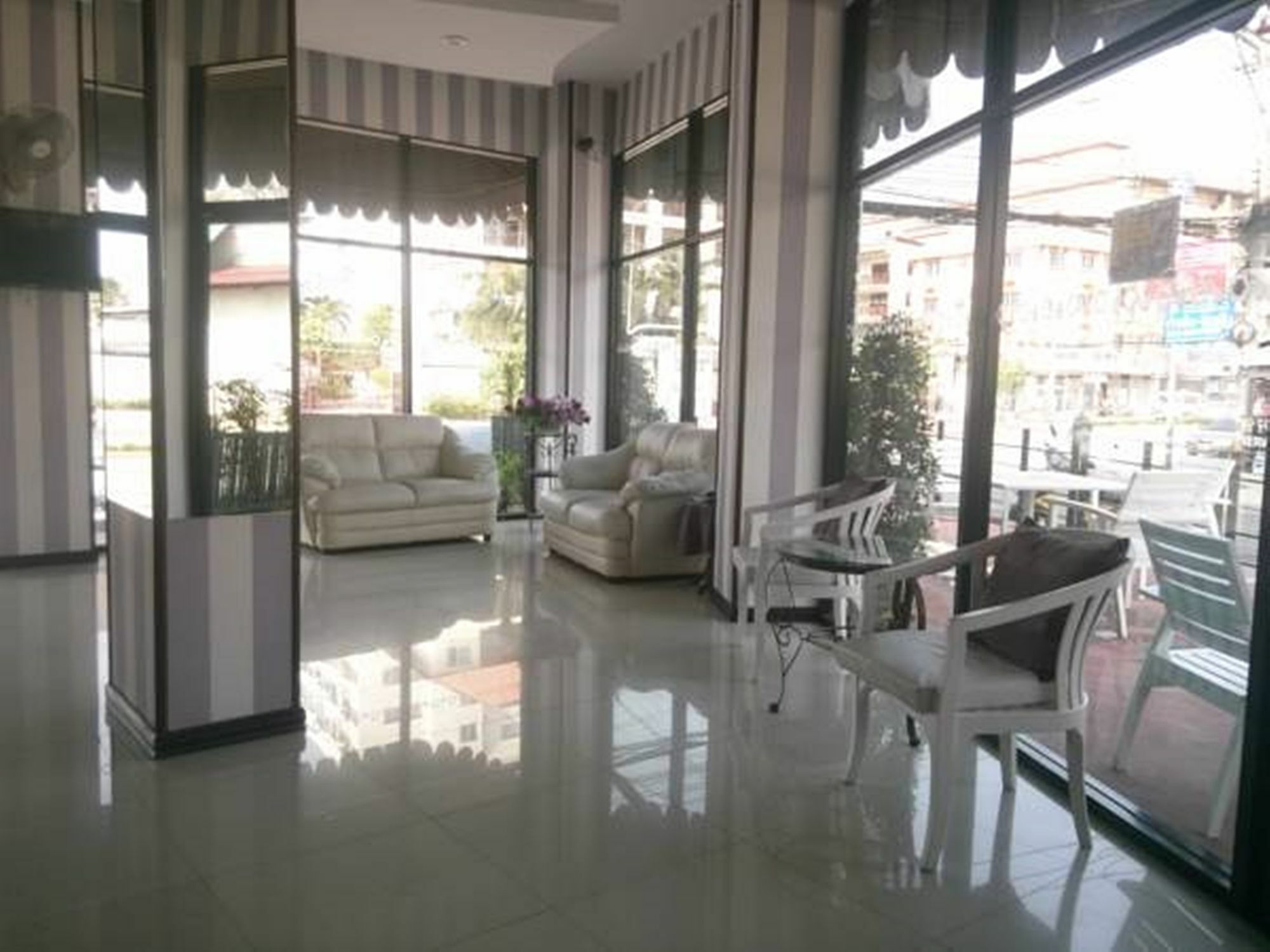 Grand Residence Jomtien Extérieur photo
